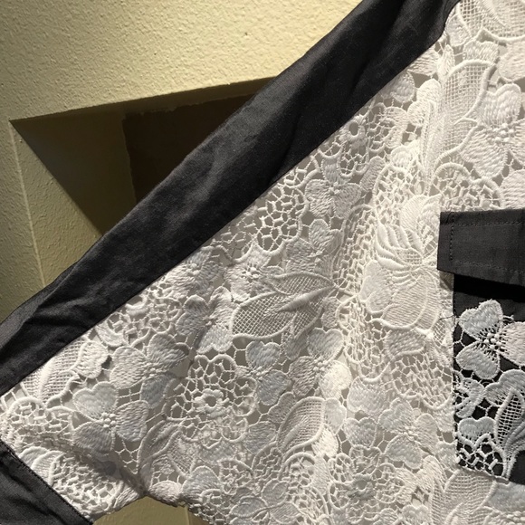 - Super cute button down lace top - Picture 7 of 9